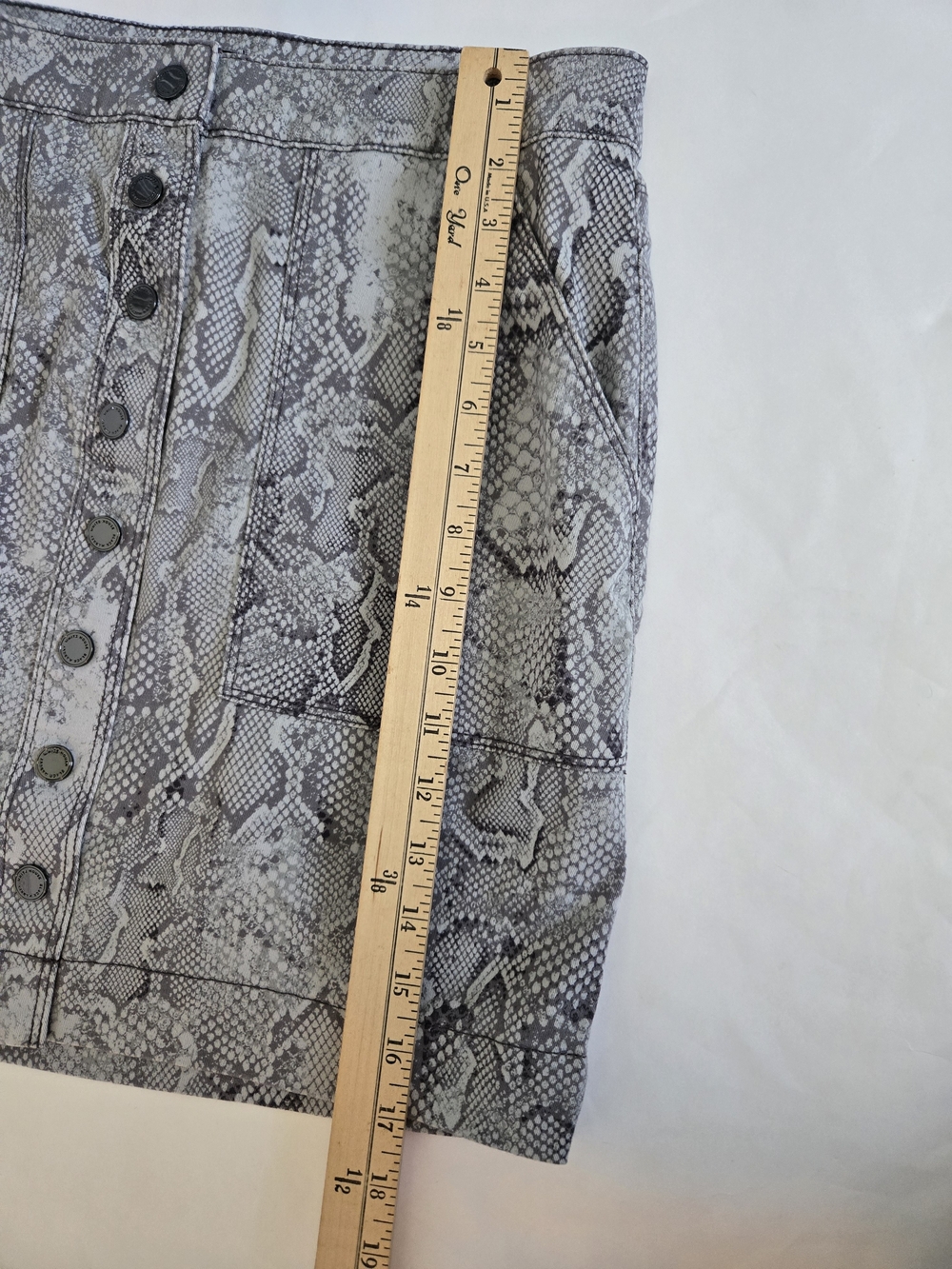 White House Black Market Gray Snake-Print Button Front Mini Skirt Womens Size 10 - Picture 7 of 9